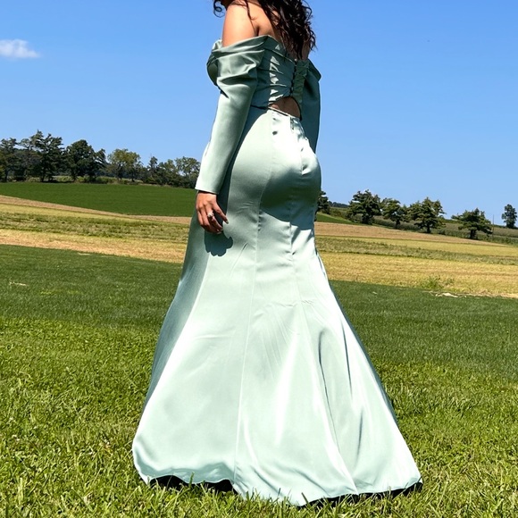 ALMOST NEW. Azazie maxi off-shoulder matcha dress used only one time - Picture 4 of 7